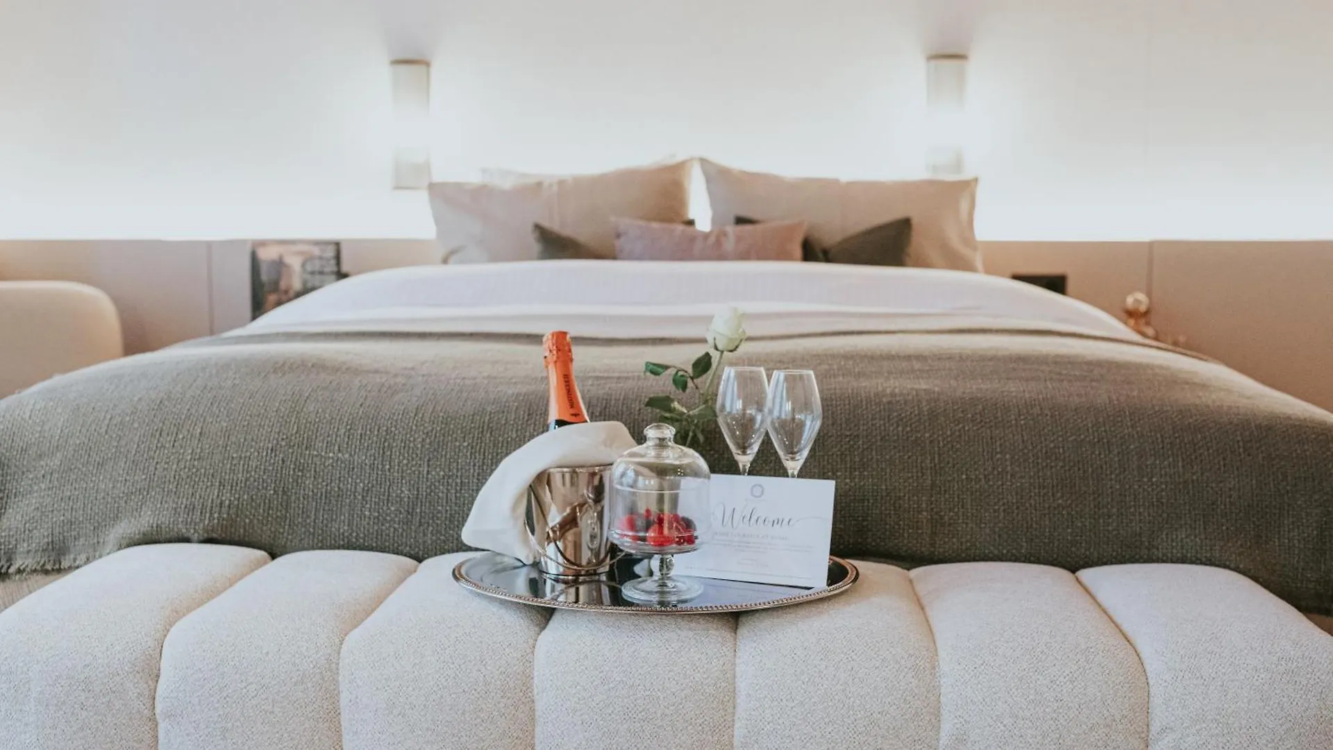 The Burgundy - Boutique B&B Μπριζ Bed and Breakfast